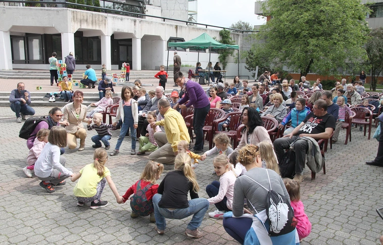 Mézédes jutalom, játékok, koncert, kézműves – Könyvtári Majális Miskolcon (Képgalériával!)