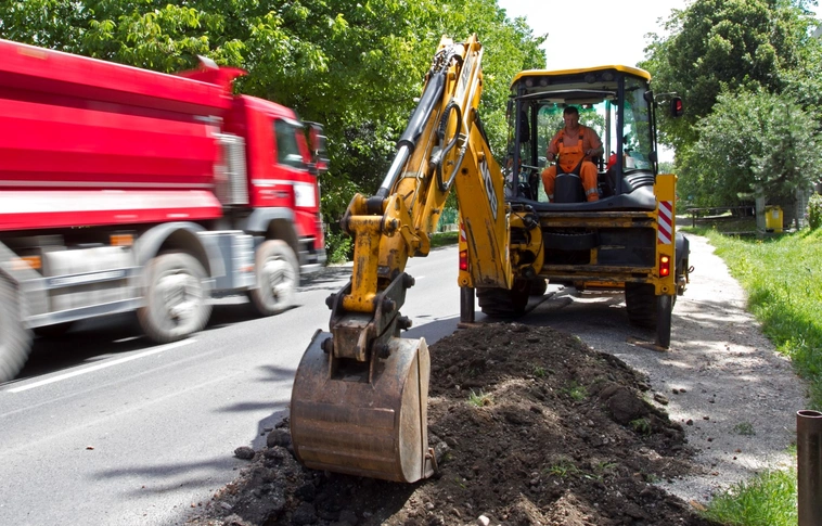 Felújítják a Futó utcai útpadkát - kérik az autósokat, máshol parkoljanak