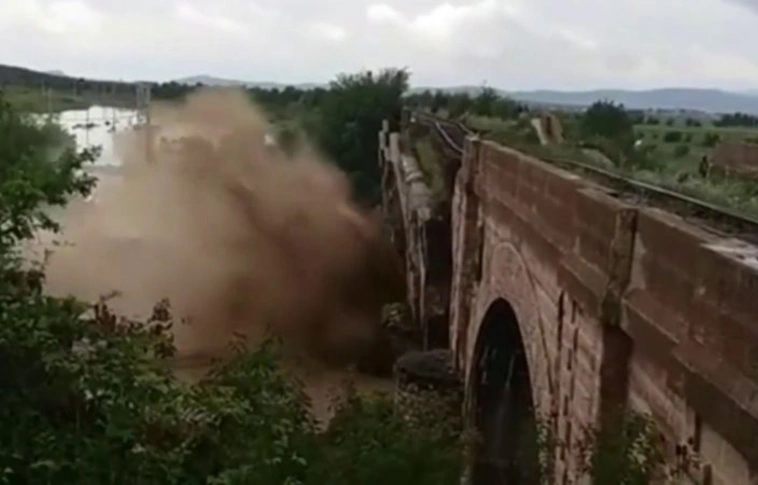 Pusztító árvíz Romániában: sokkoló videó egy híd összeomlásáról (Videóval!)