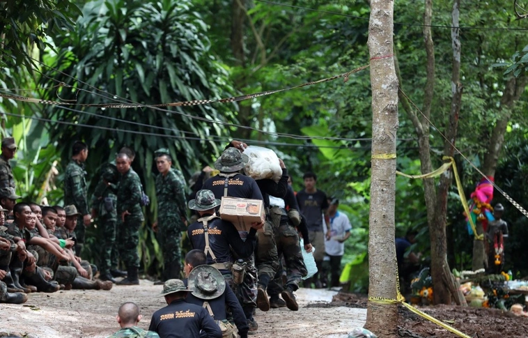 Kilenc napja a hegy gyomrában: megtalálták a barlangba esett thaiföldi diákokat (Videóval!)