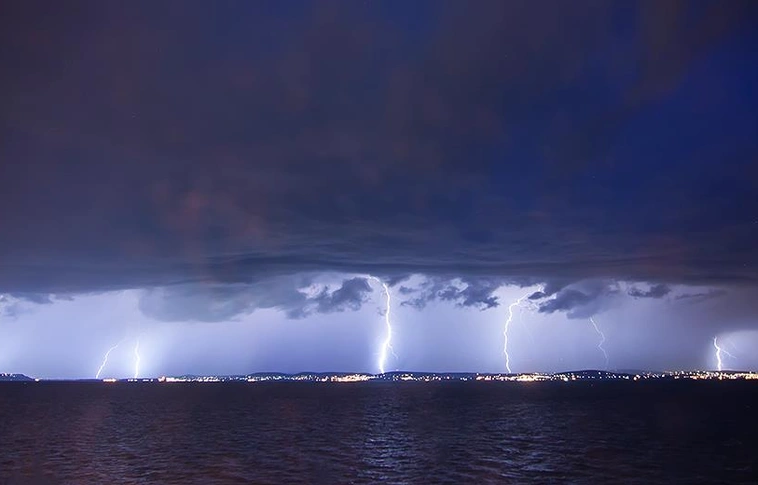 Így csapkodtak a villámok a Balatonnál