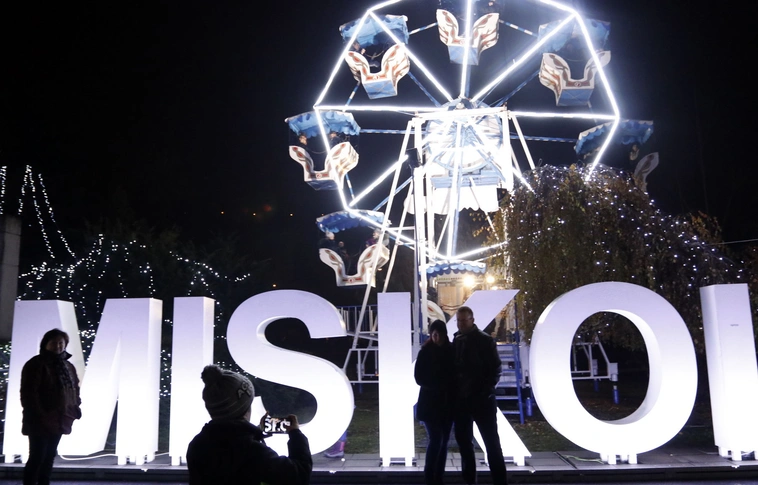 Karácsonyi koncertek, friss mézeskalács, ünnepi fények – Meghitt hangulat a Szent István téren (Képgalériával!)