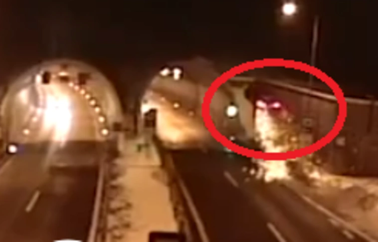 Megpördült a levegőben egy autó az autópályán (Videóval!)