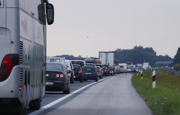 Hét autó ütközött össze, 8 km-es a torlódás az M1-esen