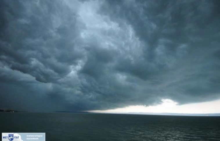 Óriási vihar volt a Balatonon: 100 km/órás széllökéssel érkezett az égzengés (Videóval!)