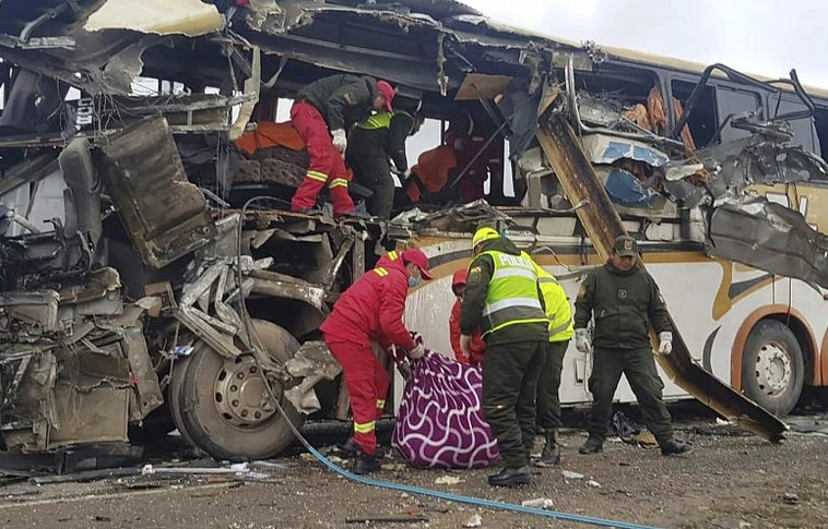 Huszonkét halottja és harminchét sérültje van eddig a bolíviai buszbalesetnek (Videóval!)
