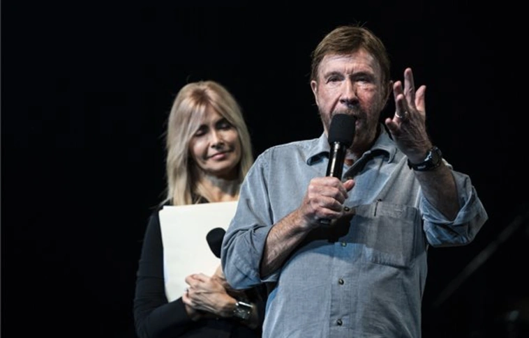 Chuck Norris indította el Budapesten a 15. Cipősdoboz akciót