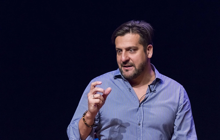 „Olyan csodálatos, hogy ennyire különbözőek vagyunk…” – Csányi Sándor önálló estje a MŰHÁ-ban