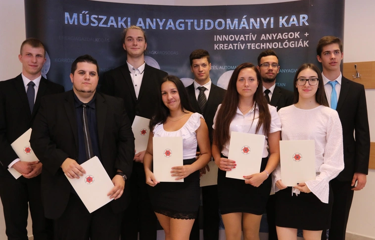 16 elsőéves anyagmérnök írt alá duális szerződést (Képgalériával!)