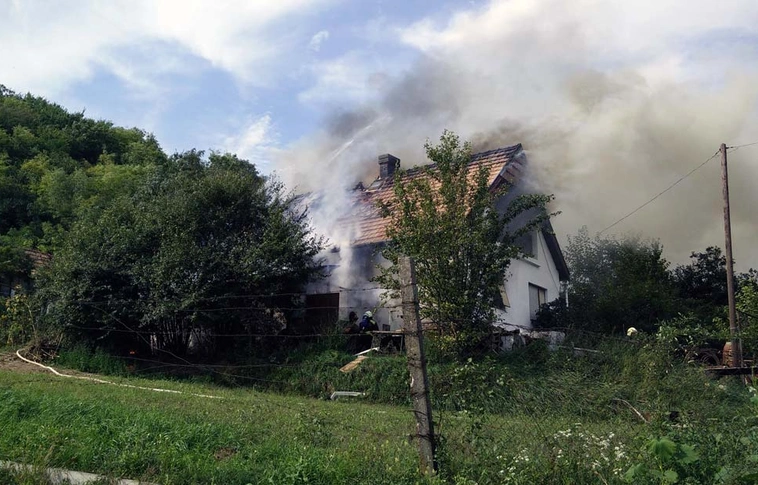 Tűzből mentettek és tüzet oltottak a rendőrök