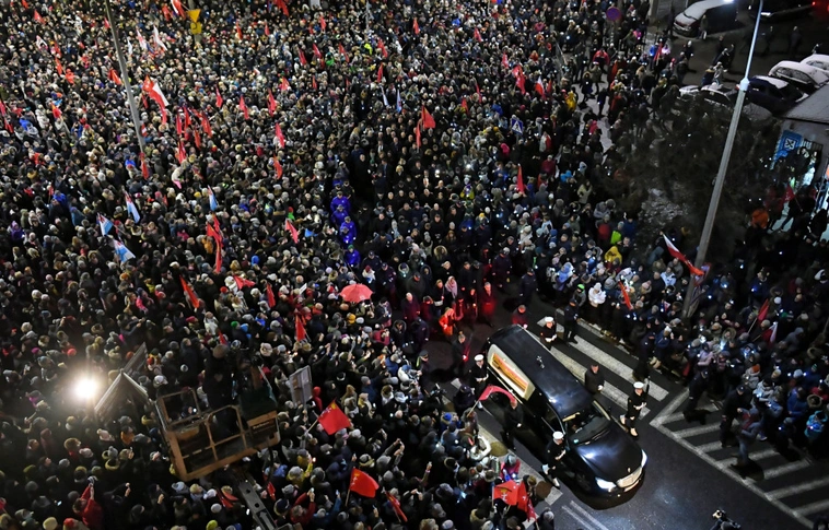 Tízezrek búcsúztatták a meggyilkolt gdanski főpolgármestert