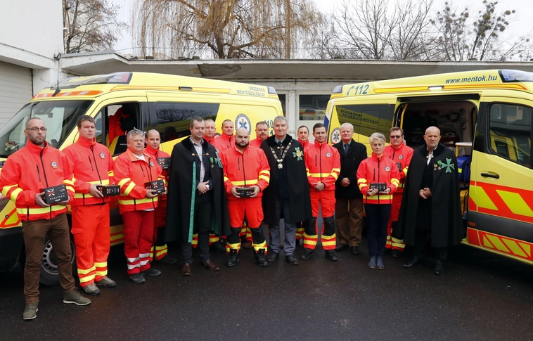 „Olyan szervezetnek segítettünk, amely rajtunk segít” – GPS készülékeket adományoztak  a mentőállomásnak