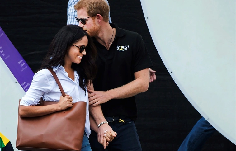 Ilyen még nem volt: az örökbefogadás mellett döntött Harry herceg és Meghan Markle