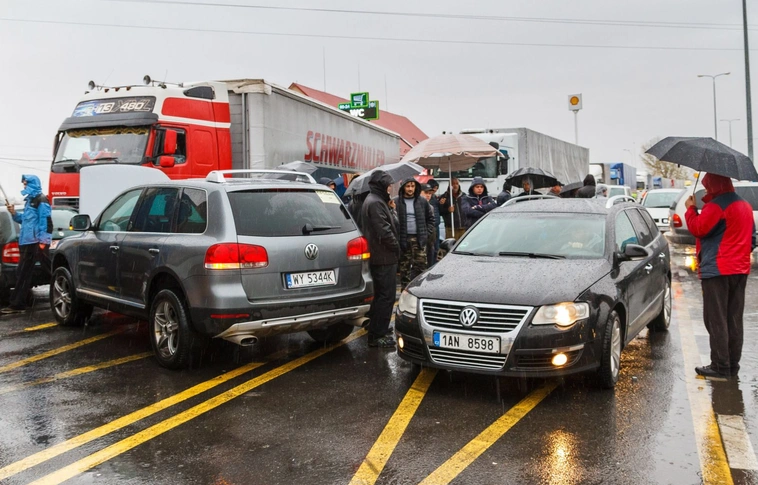 Két határátkelőt továbbra is lezárva tartanak Szlovákia felé az autós tüntetők Kárpátalján