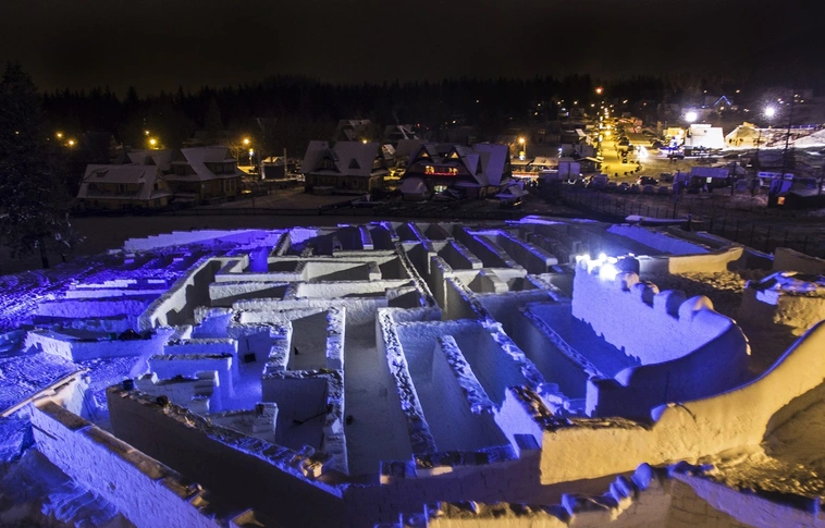 Mesébe illő: idén is megnyílt a világ legnagyobb hólabirintusa (Videóval!)