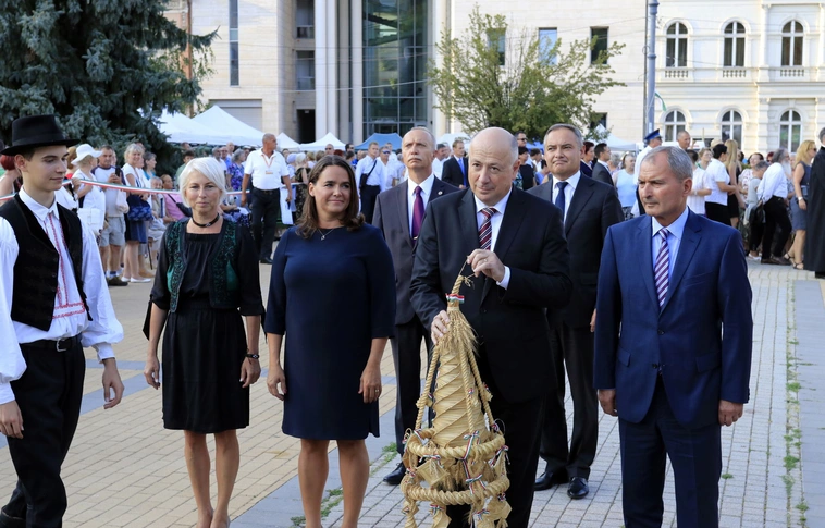 „Augusztus 20-án azt ünnepeljük, hogy van otthonunk, van hazánk!" Központi ünnepség a Szent István téren (Képgalériákkal!)