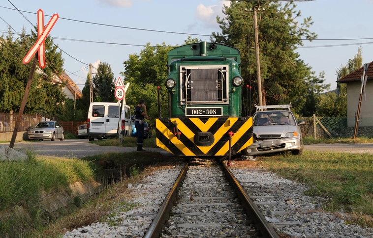 Hát ez meg hogy jött össze? A síneken "parkolt" az autó, a lillafüredi kisvasút elsodorta