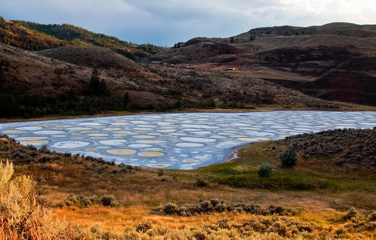 Íme, egy tó, ami pöttyös és színváltós
