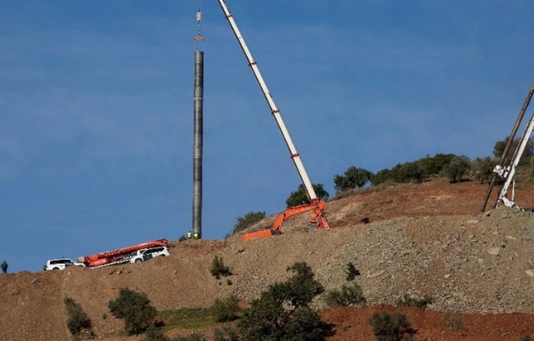 Még mindig nem jutottak le a kútba zuhant fiúhoz