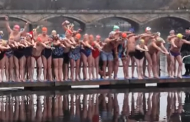Önként és dalolva csobbannak a jéghideg vízbe a londoniak (Videóval!)