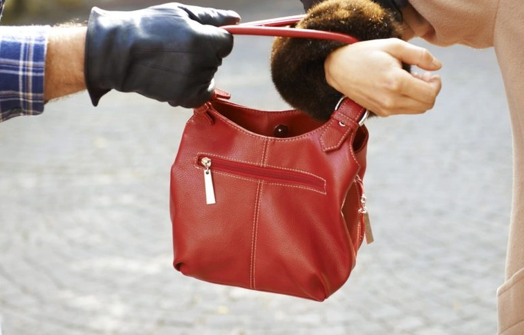  Megpofozta majd elvette a pénztárcáját a 17 éves lánynak