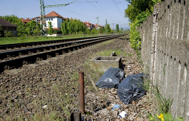 Felveszi a kesztyűt az illegális szemetelőkkel szemben a MÁV