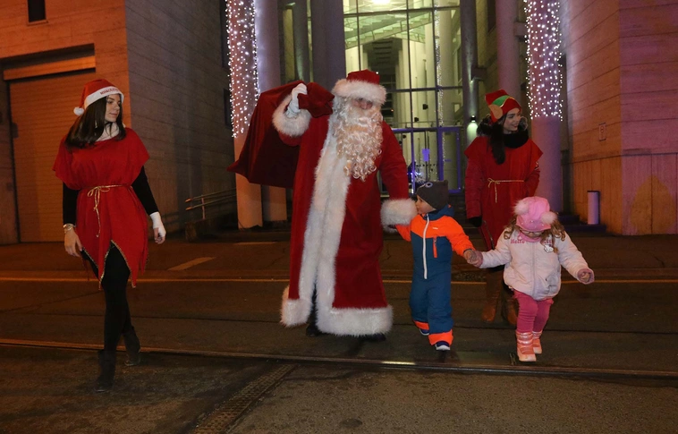 Gyermekek öröme: Miskolc adventi terére is megérkezett a Mikulás