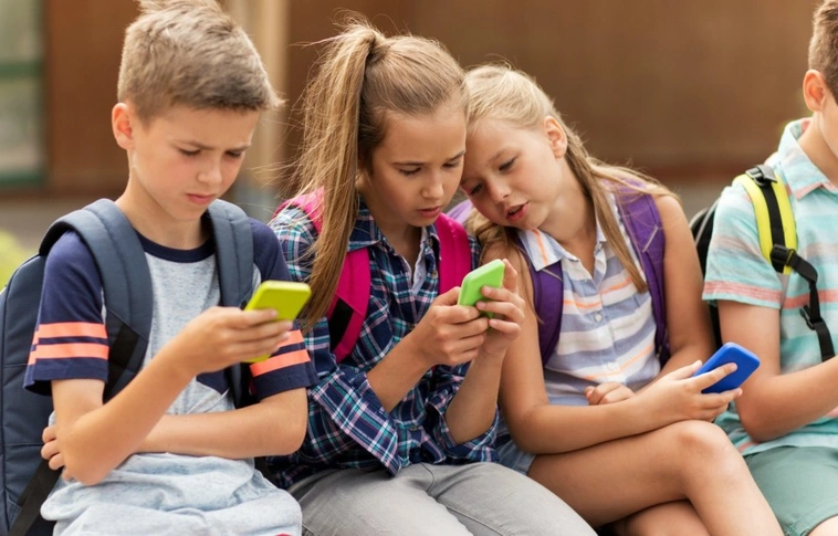 Ha egy évet kibír okostelefon nélkül, 280 milliót kap cserébe