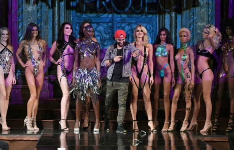 Ragasztószalagban küldte kifutóra a modelleket a tervező