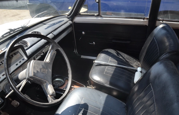 Autókázott egyet a kereskedés udvarán