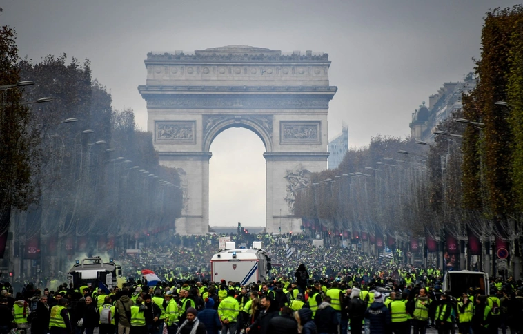 Összecsaptak Párizsban a sárga mellényesek közé keveredő szélsőségesek a rendőrökkel