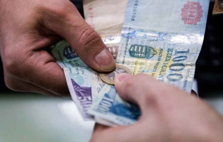 Zsarolták és munkára kényszerítették a két nőt