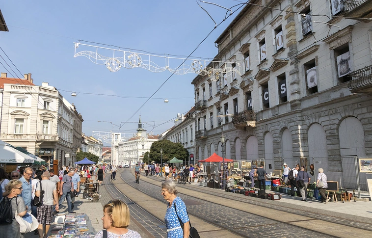 A főutca kiérdemelte a "megtelt táblát" – Itt az ősz első Régiségvására (Képgalériával!)
