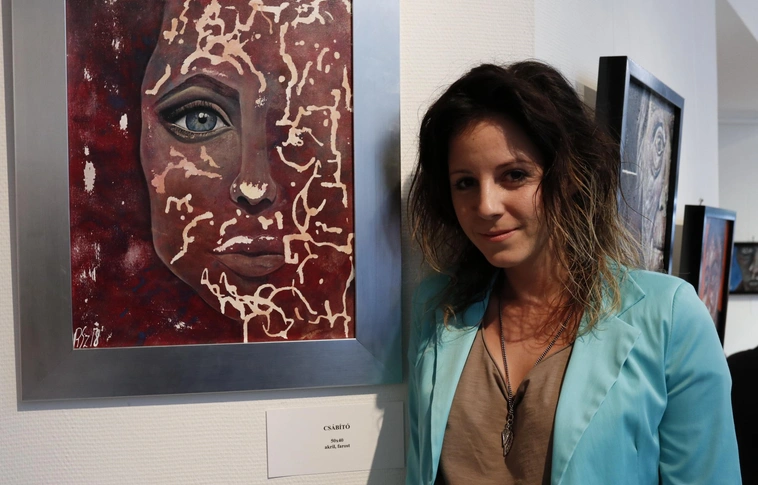 „A nő ezer arca” – Reinecker Szandra kiállítása a MŰHA-ban