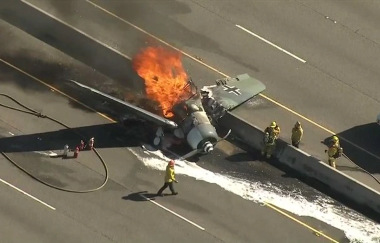 Repülőgép csapódott egy autópályába, Los Angeles közelében (Videóval!)