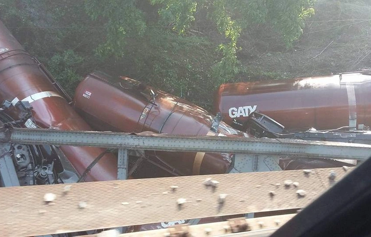 Szakadékba zuhant Dél-Romániában egy olajat szállító tehervonat öt vagonja