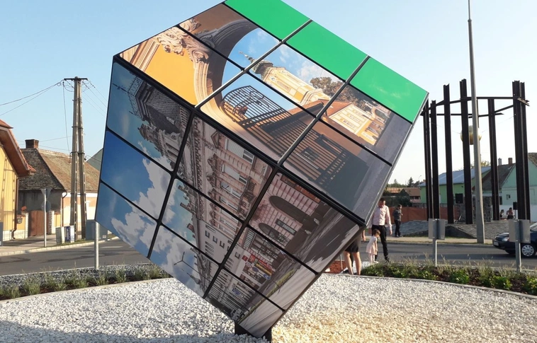 Óriás Rubik-kocka a körforgalom kellős közepén