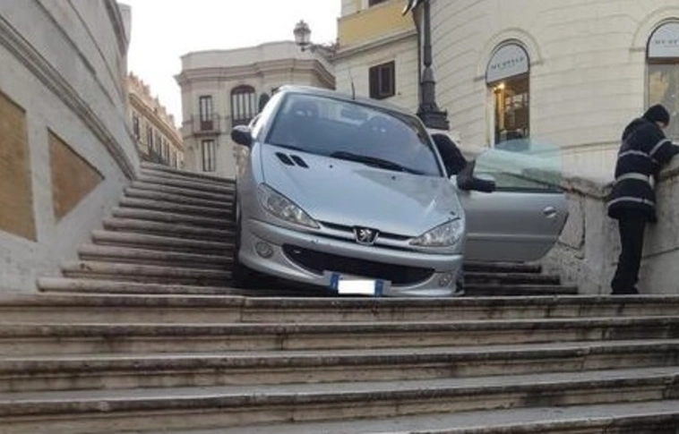 Jól sikerült a buli! A Spanyol lépcsőn "parkolt" le az ittas fiatal Rómában