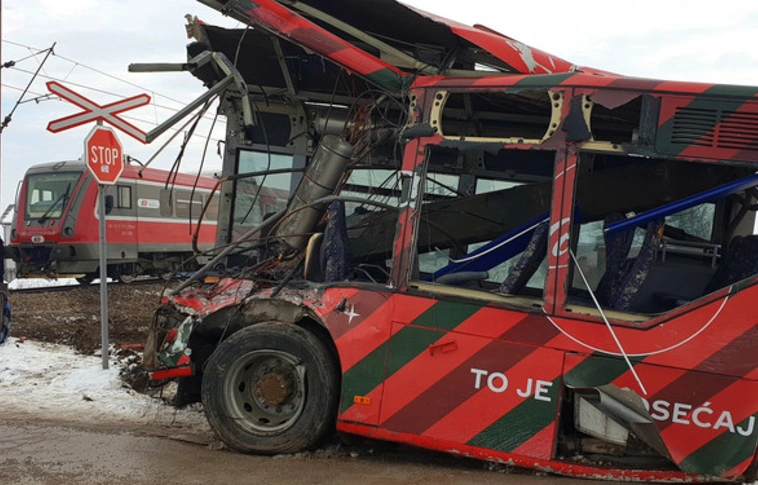 Diákokat szállító buszt vágott ketté egy vonat Szerbiában 