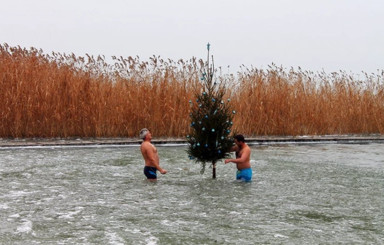 Balatoni hagyomány: idén is karácsonyfát állítottak a vízbe