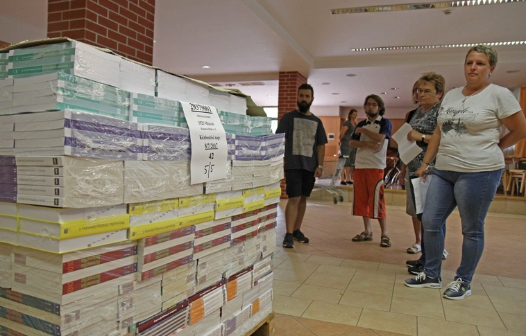 Minden iskolába időben megérkeztek a tankönyvek