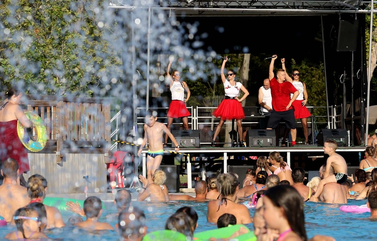 "Jaj úgy élvezem én a strandot..." – hamisítatlan retro hangulat a tapolcai strandon  (Képgalériával!)