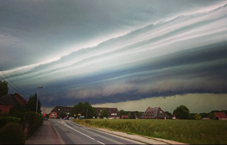 330 ezer villámlás, 140 km/órás szél – Tomboló vihar vetett véget a kánikulának Németországban (Videóval!)