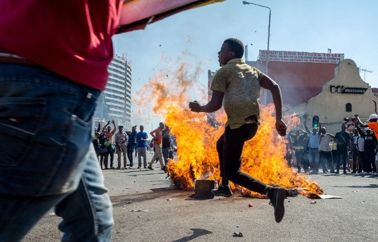 Elszabadultak az indulatok: éles lőszerrel oszlatták a tömeget Zimbabwéban
