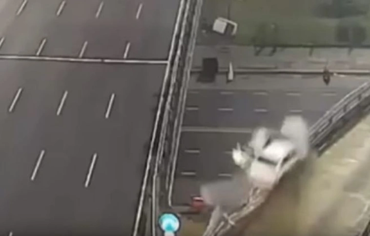 Elképesztő, ahogy ez a srác összetörte apuci kocsiját