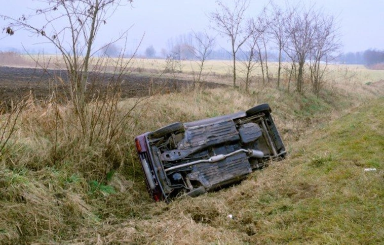 Kicsúszott és felborult egy gépkocsi az M7-es autópálya székesfehérvári felhajtóján 