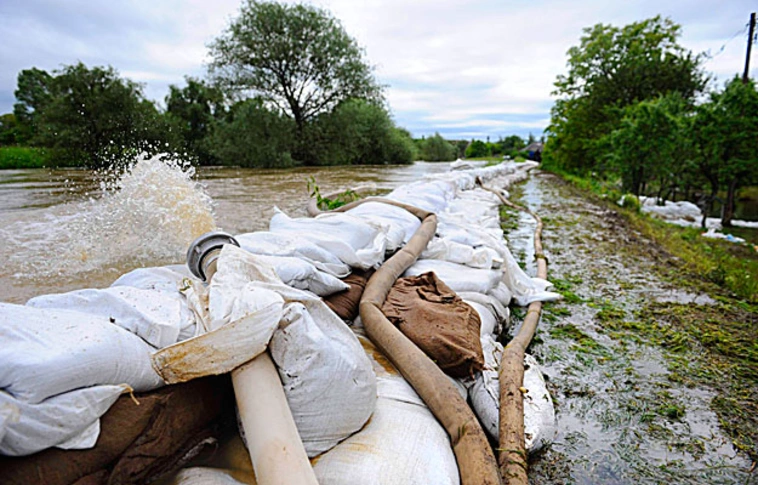 Áradnak a folyók Romániában, több száz embert kellett kilakoltatni