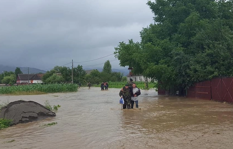 Árvízkárosult székelyföldi településeken nyújt segítséget