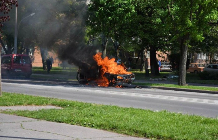 Égett egy autó az M7-esen