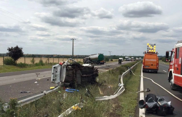Teherautóval ütközött az autópályán, többen megsérültek